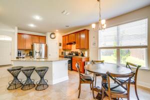 サンアントニオにあるSan Antonio Home with Fenced Yard and Patio!のキッチン(ダイニングルームテーブル、椅子付)