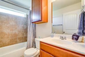 サンアントニオにあるSan Antonio Home with Fenced Yard and Patio!の洗面台とトイレ付きのバスルーム +26枚の写真