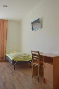 Rúm í herbergi á Saare Automatic Hostel