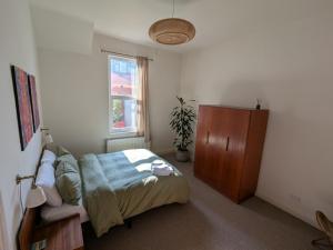 een slaapkamer met een bed, een ladekast en een raam bij Salty Escape in Saltburn-by-the-Sea