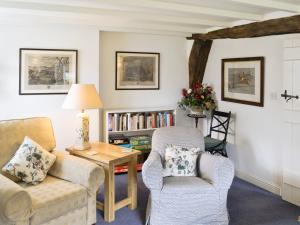 un salon avec deux chaises et une table dans l'établissement Swiss Cottage, à Rievaulx