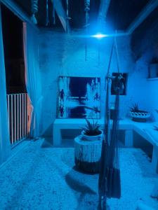Postel nebo postele na pokoji v ubytování Hydria Guest House Art Gallery Dimora d artista con terrazza e vasca idromassaggio nel cuore del borgo antico Artists Home with terrace and jacuzzi in the heart of the old town