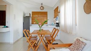 Kuchyň nebo kuchyňský kout v ubytování Piscina Aquecida, Jacuzzi, internet veloz, no centro de Serra Grande - Apt Laranja - Vila Pitangueira