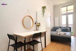 Khu vực ghế ngồi tại MMRent Shipyard Room