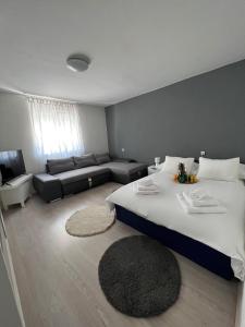 Posteľ alebo postele v izbe v ubytovaní Apartment Matijas, 3 bedroom apt with terrace and PARKING