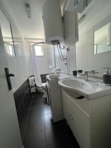 Kúpeľňa v ubytovaní Apartment Matijas, 3 bedroom apt with terrace and PARKING + 13 fotografií