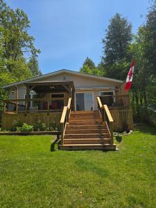 een huis met een terras met een vlag erop bij Lovely Little Lake House in Brighton