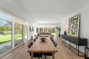 Χώρος καθιστικού στο Luxury Muskoka Retreat