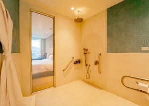 Bilik mandi di GO Quito Hotel