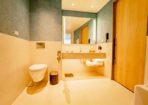 Bilik mandi di GO Quito Hotel
