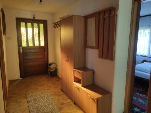 a room with a closet and a door and a bedroom at Apartman Džanan in Jajce