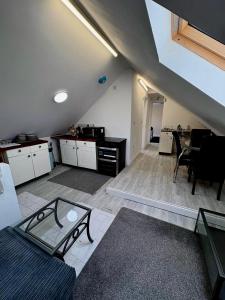 salon na poddaszu ze stołem i kuchnią w obiekcie Attic Conversion Suite w mieście Adel