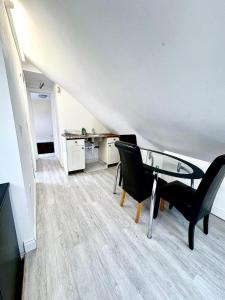 salon ze szklanym stołem i krzesłami w obiekcie Attic Conversion Suite w mieście Adel +3 zdjęcia