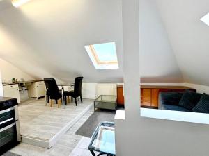 salon z kanapą i stołem w obiekcie Attic Conversion Suite w mieście Adel