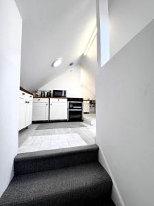 Kuchnia lub aneks kuchenny w obiekcie Attic Conversion Suite