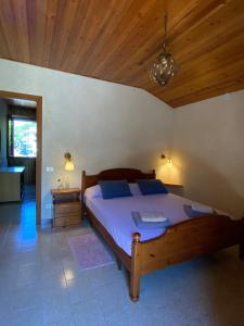 Ένα ή περισσότερα κρεβάτια σε δωμάτιο στο Bellano Cottage - With Private Garden and Garage