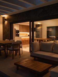 a living room with a couch and a table at Villa Sancti Petri, entre el golf y la playa in Novo Sancti Petri