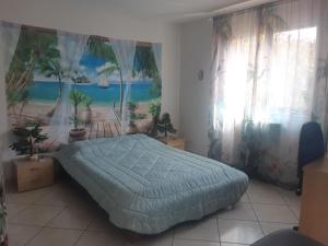 ein Schlafzimmer mit einem Bett und einem Gemälde eines Strandes in der Unterkunft Villa de standing avec gd jardin arboré près d'Argelès sur Mer in Saint-André