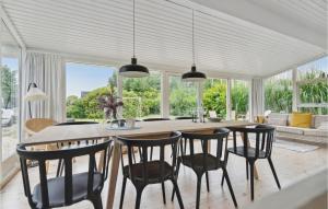 オテルプにある3 Bedroom Amazing Home In Otterupのダイニングルーム(大きなテーブル、椅子付)
