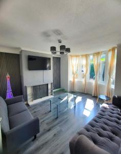 Телевизор и/или развлекательный центр в Entire home in Leeds, Free WiFi, 3 Car Parking