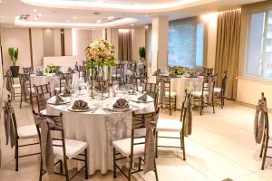 una sala banchetti con tavoli e sedie con fiori di Hotel Finlandia a Quito