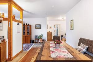 Una cocina y una sala de estar con una mesa de madera. en Ferienwohnung am Fuchsbühl, en Schopfheim 9 fotos más