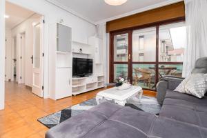 ノハにあるNoja mar y tierra con parkingのソファとテレビのあるリビングルーム