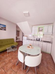 Kuchyňa alebo kuchynka v ubytovaní Apartments Vugica Šilo