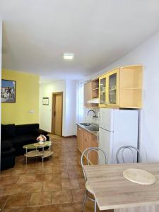 Kuchyňa alebo kuchynka v ubytovaní Apartments Vugica Šilo