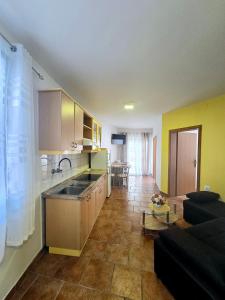Kuchyňa alebo kuchynka v ubytovaní Apartments Vugica Šilo