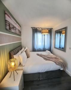 Кровать или кровати в номере Entire home in Leeds, Free WiFi, 3 Car Parking