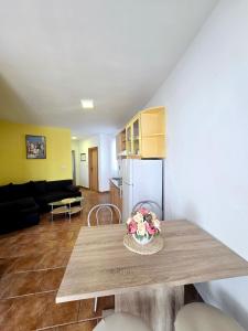 Kuchyňa alebo kuchynka v ubytovaní Apartments Vugica Šilo