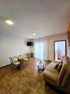 Televízia a/alebo spoločenská miestnosť v ubytovaní Apartments Vugica Šilo