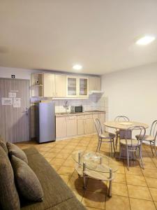 Kuchyňa alebo kuchynka v ubytovaní Apartments Vugica Šilo