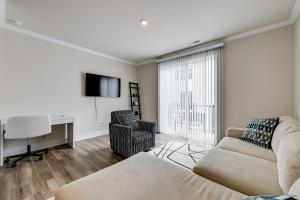 TV a/nebo společenská místnost v ubytování 2 Mi to Uptown Charlotte Family Townhome!