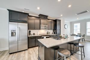 Kuchyň nebo kuchyňský kout v ubytování 2 Mi to Uptown Charlotte Family Townhome!