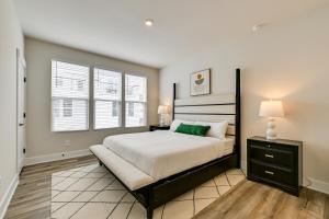Postel nebo postele na pokoji v ubytování 2 Mi to Uptown Charlotte Family Townhome!