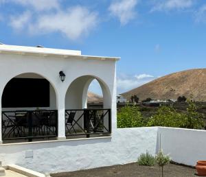 a white house with a balcony with a table at Canaryislandshost I Azucena in Tías