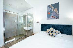 ein weißes Schlafzimmer mit einer Dusche und einem Bett in der Unterkunft BO Hotel Hamburg in Hamburg