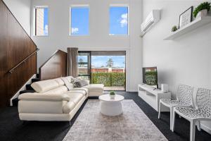 Μια τηλεόραση ή/και κέντρο ψυχαγωγίας στο Modern minimalistic apartment,3BR