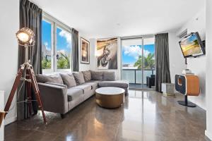 Μια τηλεόραση ή/και κέντρο ψυχαγωγίας στο Large Beach Suite Rooftop Pool by Convention Center