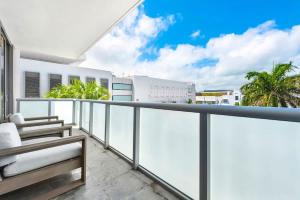 Μπαλκόνι ή βεράντα στο Large Beach Suite Rooftop Pool by Convention Center