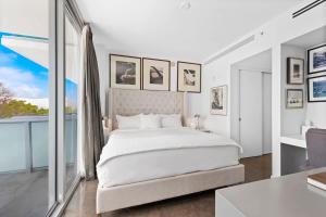 Ένα ή περισσότερα κρεβάτια σε δωμάτιο στο Large Beach Suite Rooftop Pool by Convention Center