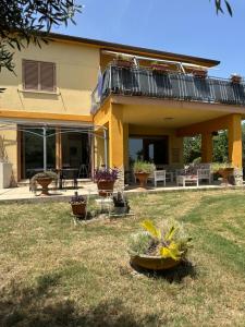 a house with a yard with plants in front of it at Soulmondo - BnB Dalì in Termoli