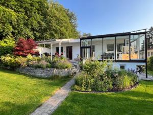 a house with a garden in front of it at Waldhaus Harz, Natur pur mit Pool, Sauna und traumhaften Garten in Stecklenberg