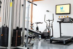 una palestra con due tapis roulant e due ellittiche di Hotel Finlandia a Quito