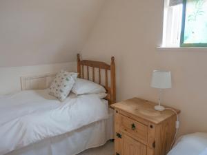 a bedroom with two beds and a table with a lamp at Old Dairy - Ukc3169 in Walpole