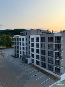 einen Blick über ein Gebäude mit einem Parkplatz in der Unterkunft APARTAMENTY SZYNDZIELNIA 2 POKOJE & BALKON & PARKING & ROWEROWNIA WORKATION Home OFFICE - NOWA NAJLEPSZA BAZA WYPADOWA W BESKIDY in Bielsko-Biała + 207 Fotos