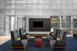 TV a/nebo společenská místnost v ubytování Courtyard by Marriott Atlanta Buckhead