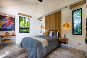 Postel nebo postele na pokoji v ubytování Synergy Retreats Costa Rica, Uvita, Puntarenas